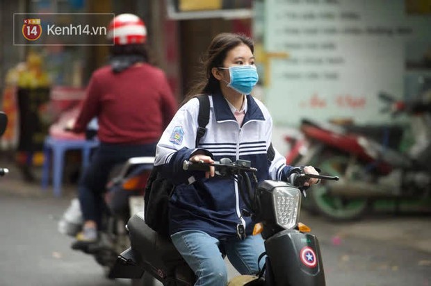 Chùm ảnh: Học sinh Hà Nội đeo khẩu trang kín mít sau 1 tháng nghỉ dịch, chạy vội vào lớp do đi học muộn - Ảnh 9. Chùm ảnh: Học sinh Hà Nội đeo khẩu trang kín mít sau 1 tháng nghỉ dịch, chạy vội vào lớp do đi học muộn - Ảnh 9.