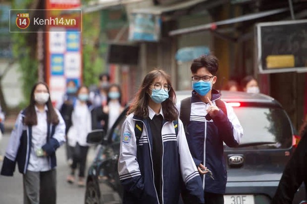 Chùm ảnh: Học sinh Hà Nội đeo khẩu trang kín mít sau 1 tháng nghỉ dịch, chạy vội vào lớp do đi học muộn - Ảnh 5. Chùm ảnh: Học sinh Hà Nội đeo khẩu trang kín mít sau 1 tháng nghỉ dịch, chạy vội vào lớp do đi học muộn - Ảnh 5.