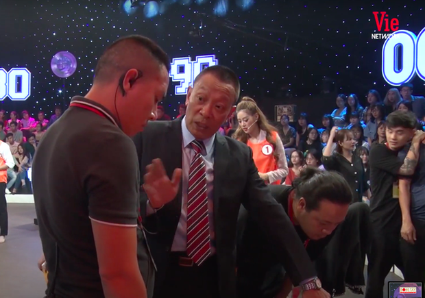 MC Thành Trung nằm bất động sau khi va chạm với Thanh Duy trên sân khấu Ký Ức Vui Vẻ - Ảnh 4.