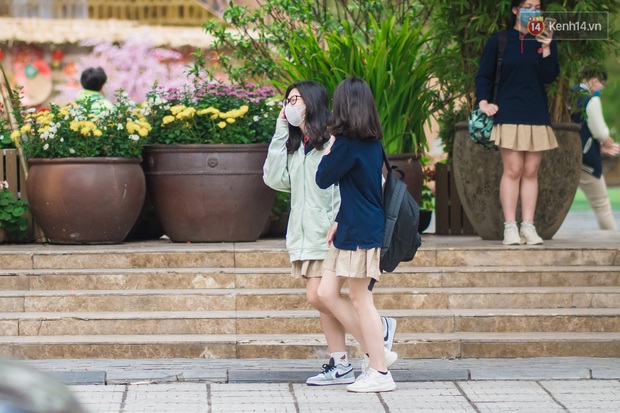 Chùm ảnh: Học sinh Hà Nội đeo khẩu trang kín mít sau 1 tháng nghỉ dịch, chạy vội vào lớp do đi học muộn - Ảnh 3. Chùm ảnh: Học sinh Hà Nội đeo khẩu trang kín mít sau 1 tháng nghỉ dịch, chạy vội vào lớp do đi học muộn - Ảnh 3.
