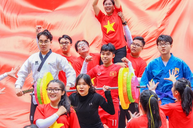 Bài nhảy flashmob của học sinh cấp 3 xem vừa rưng rưng vừa nổi da gà vì quá đỉnh: cả niềm tự hào Việt Nam gói gọn trong 3 phút - Ảnh 2. Bài nhảy flashmob của học sinh cấp 3 xem vừa rưng rưng vừa nổi da gà vì quá đỉnh: cả niềm tự hào Việt Nam gói gọn trong 3 phút - Ảnh 2.