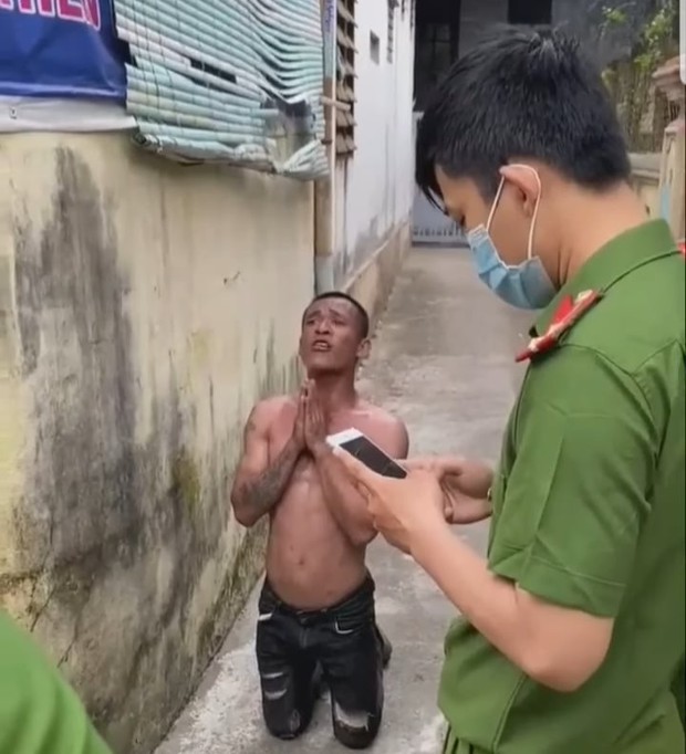 Huế: Tiết lộ bất ngờ về nam thanh niên xin công an cho làm phép - Ảnh 1. Huế: Tiết lộ bất ngờ về nam thanh niên xin công an cho làm phép - Ảnh 1.
