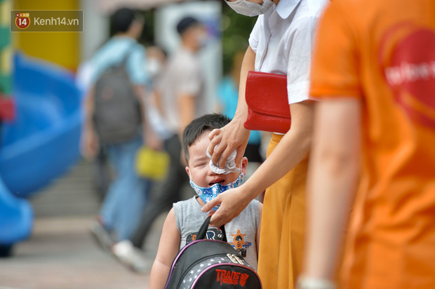 Loạt ảnh viral nhất hôm nay: Cậu nhóc mếu máo vì phải đi học lại, liên tục la khóc không chịu rời vòng tay bố - Ảnh 6. Loạt ảnh viral nhất hôm nay: Cậu nhóc mếu máo vì phải đi học lại, liên tục la khóc không chịu rời vòng tay bố - Ảnh 6.