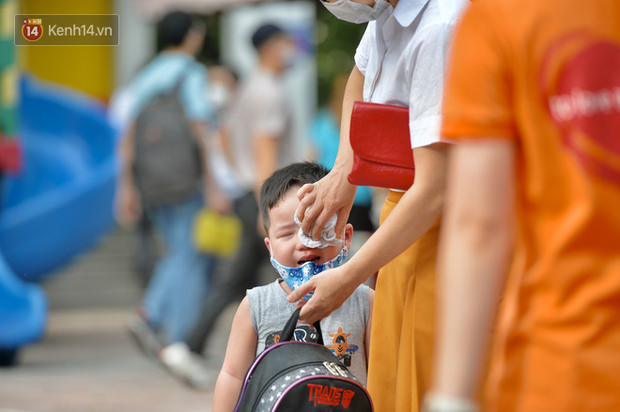 Loạt ảnh viral nhất hôm nay: Cậu nhóc mếu máo vì phải đi học lại, liên tục la khóc không chịu rời vòng tay bố - Ảnh 6.