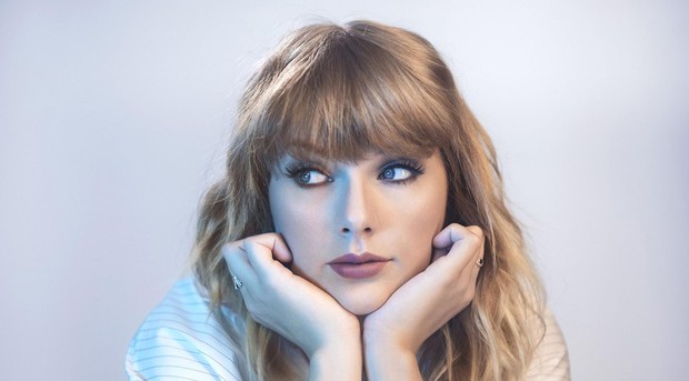 Mẹ cặp với trai còn nhanh hơn Taylor Swift - lời thoại ở phim mới của Netflix làm netizen sục sôi vì vô duyên, chính chủ tức tối lên tiếng - Ảnh 2. Mẹ cặp với trai còn nhanh hơn Taylor Swift - lời thoại ở phim mới của Netflix làm netizen sục sôi vì vô duyên, chính chủ tức tối lên tiếng - Ảnh 2.