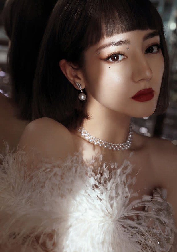 Địch Lệ Nhiệt Ba càng ngày càng mất chất khi cố tình bắt chước Phạm Băng Băng lẫn Lisa? - Ảnh 2.