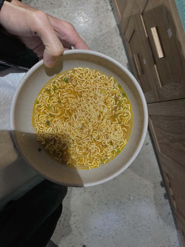 Thấy Đen Vâu ăn bát mì tôm không người lái, dân mạng đồng loạt góp thêm topping cho đủ dinh dưỡng - Ảnh 1. Thấy Đen Vâu ăn bát mì tôm không người lái, dân mạng đồng loạt góp thêm topping cho đủ dinh dưỡng - Ảnh 1.