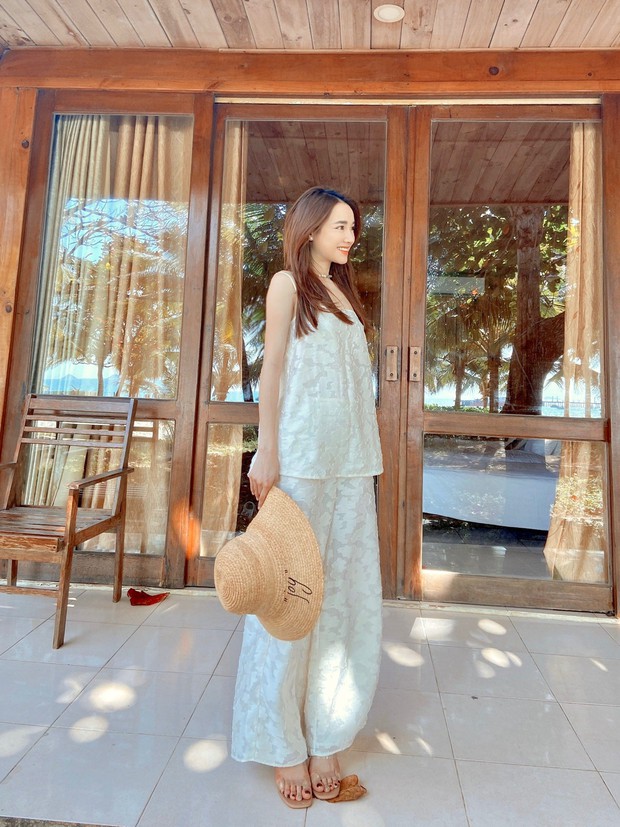 Set đồ đơn giản khiến mỹ nhân V-biz đụng hàng chan chát: Lan Ngọc đi dép bệt vẫn xinh, Nhã Phương khoe body cực chuẩn - Ảnh 2.