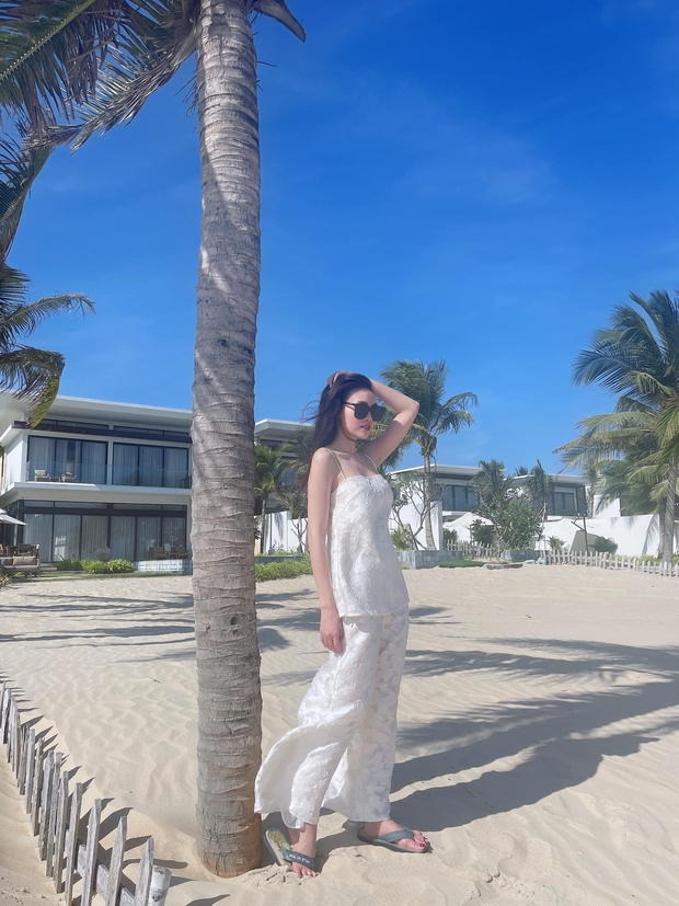 Set đồ đơn giản khiến mỹ nhân V-biz đụng hàng chan chát: Lan Ngọc đi dép bệt vẫn xinh, Nhã Phương khoe body cực chuẩn - Ảnh 1.