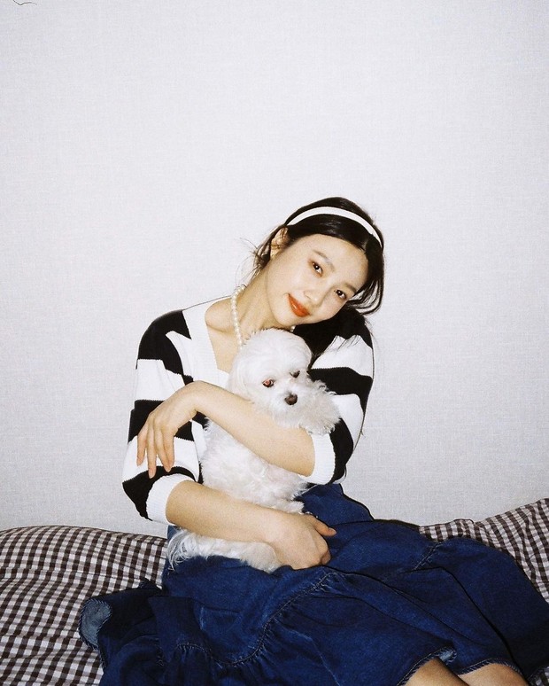 Từng bị tố copy Jennie, nữ thần Red Velvet bỗng khiến Knet khó tính quay xe vì màn bùng nổ visual chỉ nhờ... ảnh điện thoại - Ảnh 12. Từng bị tố copy Jennie, nữ thần Red Velvet bỗng khiến Knet khó tính quay xe vì màn bùng nổ visual chỉ nhờ... ảnh điện thoại - Ảnh 12.