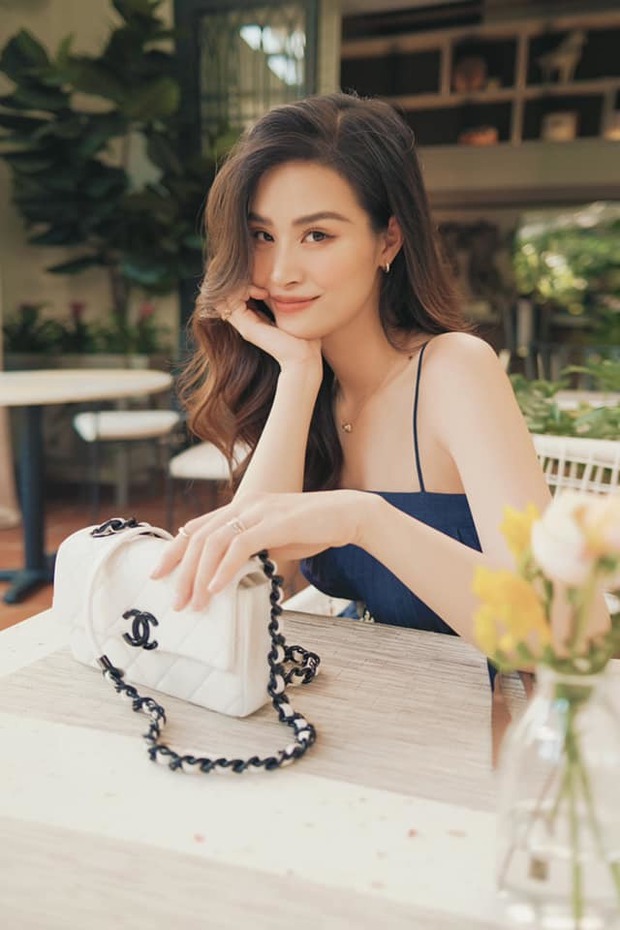 Đông Nhi và Đàm Thu Trang đụng hàng, cùng 1 đôi sandal mà style khác hẳn nhau mới là “đỉnh của chóp” - Ảnh 1. Đông Nhi và Đàm Thu Trang đụng hàng, cùng 1 đôi sandal mà style khác hẳn nhau mới là “đỉnh của chóp” - Ảnh 1.