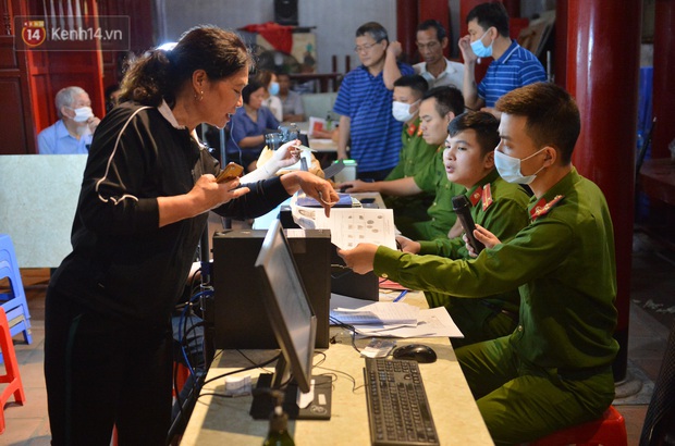 Ảnh: Hàng trăm người dân Hà Nội xếp hàng chờ cấp căn cước công dân gắn chíp trong đêm - Ảnh 3. Ảnh: Hàng trăm người dân Hà Nội xếp hàng chờ cấp căn cước công dân gắn chíp trong đêm - Ảnh 3.