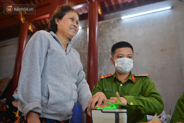 Ảnh: Hàng trăm người dân Hà Nội xếp hàng chờ cấp căn cước công dân gắn chíp trong đêm - Ảnh 6. Ảnh: Hàng trăm người dân Hà Nội xếp hàng chờ cấp căn cước công dân gắn chíp trong đêm - Ảnh 6.