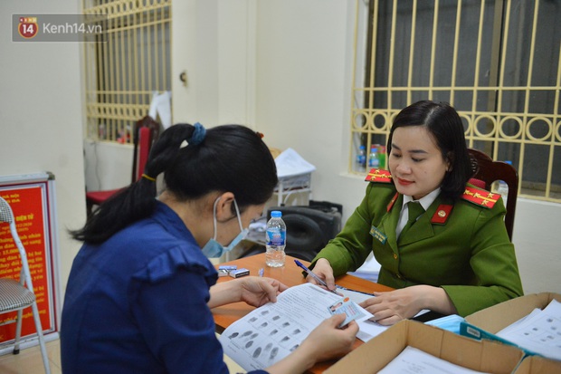 Ảnh: Hàng trăm người dân Hà Nội xếp hàng chờ cấp căn cước công dân gắn chíp trong đêm - Ảnh 12. Ảnh: Hàng trăm người dân Hà Nội xếp hàng chờ cấp căn cước công dân gắn chíp trong đêm - Ảnh 12.