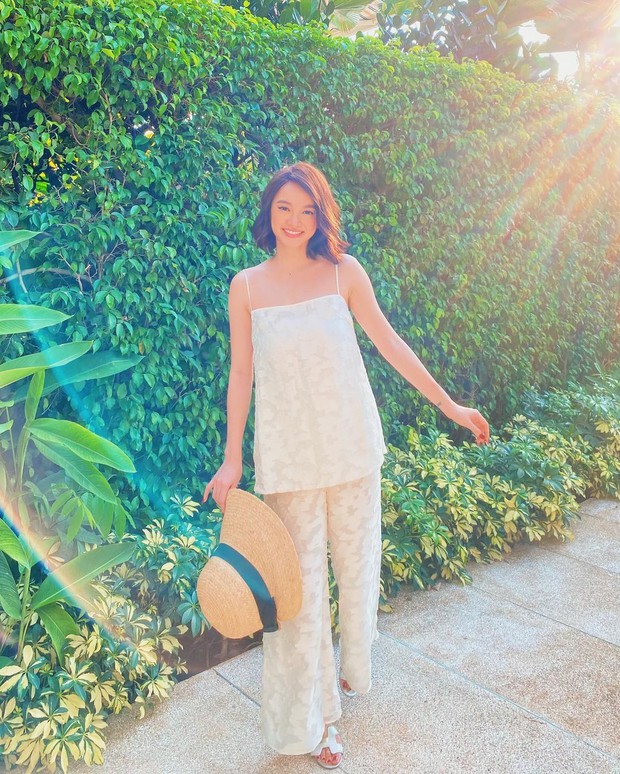 Set đồ đơn giản khiến mỹ nhân V-biz đụng hàng chan chát: Lan Ngọc đi dép bệt vẫn xinh, Nhã Phương khoe body cực chuẩn - Ảnh 3.