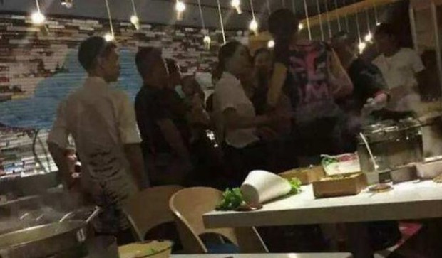 Đứa trẻ nghịch ngợm đâm sầm vào bà bầu sắp sinh, bố mẹ khinh khỉnh nói có gì ghê gớm!, câu đáp trả đanh thép của người chồng khiến cả hai muối mặt - Ảnh 2.