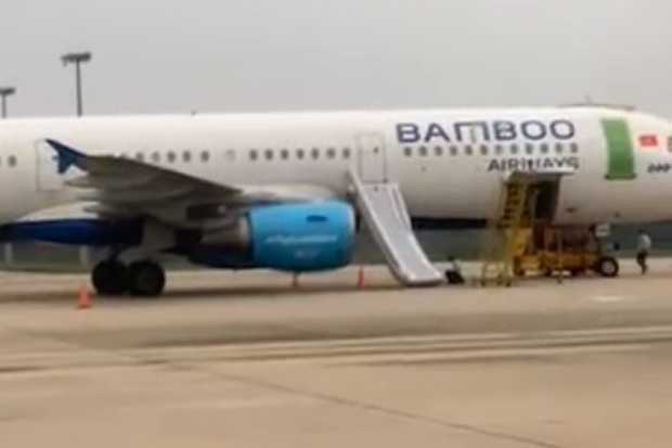 Khách mở cửa thoát hiểm máy bay Bamboo Airways làm bung phao cứu sinh - Ảnh 1. Khách mở cửa thoát hiểm máy bay Bamboo Airways làm bung phao cứu sinh - Ảnh 1.
