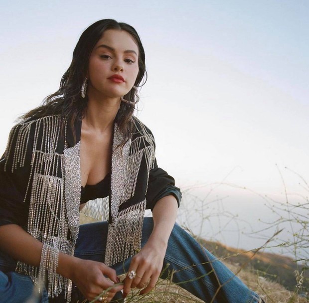Selena Gomez lăn lê bò toài ở đống cỏ cũng ra bộ ảnh đẹp ngất: Visual đỉnh cao nhưng dân tình chỉ dán mắt vào vòng 1 lấp ló - Ảnh 2. Selena Gomez lăn lê bò toài ở đống cỏ cũng ra bộ ảnh đẹp ngất: Visual đỉnh cao nhưng dân tình chỉ dán mắt vào vòng 1 lấp ló - Ảnh 2.