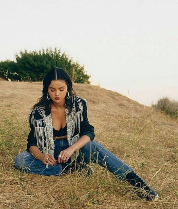 Selena Gomez lăn lê bò toài ở đống cỏ cũng ra bộ ảnh đẹp ngất: Visual đỉnh cao nhưng dân tình chỉ dán mắt vào vòng 1 lấp ló - Ảnh 4. Selena Gomez lăn lê bò toài ở đống cỏ cũng ra bộ ảnh đẹp ngất: Visual đỉnh cao nhưng dân tình chỉ dán mắt vào vòng 1 lấp ló - Ảnh 4.