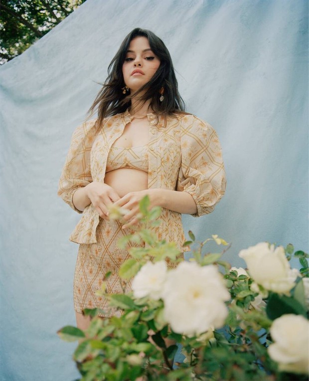 Selena Gomez lăn lê bò toài ở đống cỏ cũng ra bộ ảnh đẹp ngất: Visual đỉnh cao nhưng dân tình chỉ dán mắt vào vòng 1 lấp ló - Ảnh 7. Selena Gomez lăn lê bò toài ở đống cỏ cũng ra bộ ảnh đẹp ngất: Visual đỉnh cao nhưng dân tình chỉ dán mắt vào vòng 1 lấp ló - Ảnh 7.