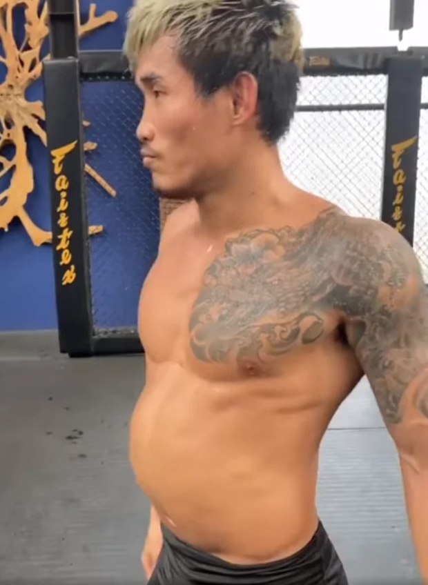 Võ sĩ gây bất ngờ khi xuất hiện với vòng 2 to bất thường, pha biến hóa sau đó khiến tất cả phải sốc nặng - Ảnh 2. Võ sĩ gây bất ngờ khi xuất hiện với vòng 2 to bất thường, pha biến hóa sau đó khiến tất cả phải sốc nặng - Ảnh 2.