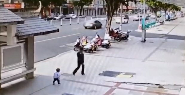 Mẹ kiên quyết bỏ đi khi con trai 2 tuổi nhõng nhẽo đòi ôm, vài giây sau quay lại thì hốt hoảng với cảnh tượng trước mắt - Ảnh 1. Mẹ kiên quyết bỏ đi khi con trai 2 tuổi nhõng nhẽo đòi ôm, vài giây sau quay lại thì hốt hoảng với cảnh tượng trước mắt - Ảnh 1.