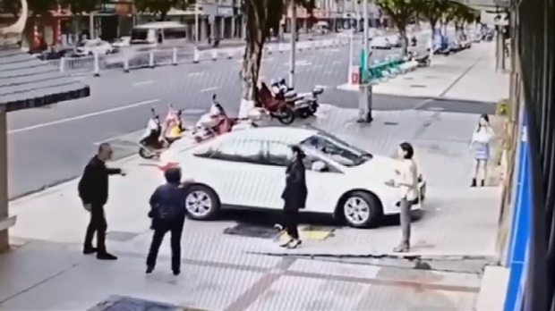 Mẹ kiên quyết bỏ đi khi con trai 2 tuổi nhõng nhẽo đòi ôm, vài giây sau quay lại thì hốt hoảng với cảnh tượng trước mắt - Ảnh 3. Mẹ kiên quyết bỏ đi khi con trai 2 tuổi nhõng nhẽo đòi ôm, vài giây sau quay lại thì hốt hoảng với cảnh tượng trước mắt - Ảnh 3.
