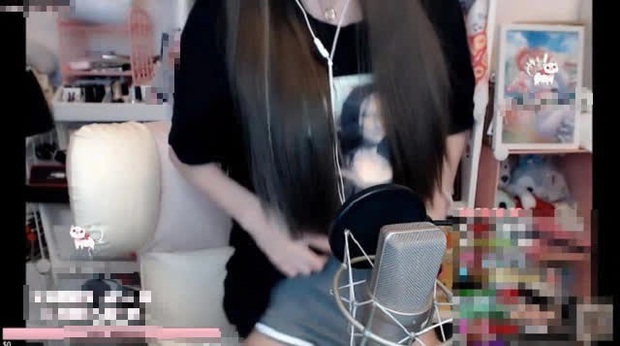 Khó chịu vì bị nghi ngờ không mặc quần trên sóng, nữ streamer trực tiếp vén áo chứng minh khiến CĐM phát sốt - Ảnh 3.