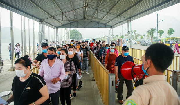 Sau khi 5 vạn người đổ về chùa Tam Chúc: Dựng rào chắn phòng chống dịch Covid-19 - Ảnh 5. Sau khi 5 vạn người đổ về chùa Tam Chúc: Dựng rào chắn phòng chống dịch Covid-19 - Ảnh 5.