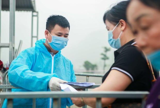 Sau khi 5 vạn người đổ về chùa Tam Chúc: Dựng rào chắn phòng chống dịch Covid-19 - Ảnh 9. Sau khi 5 vạn người đổ về chùa Tam Chúc: Dựng rào chắn phòng chống dịch Covid-19 - Ảnh 9.