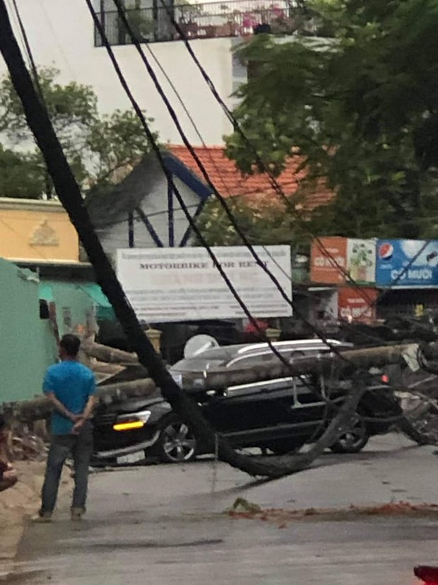 Tài xế ngoại quốc lái xế hộp tông ngã 5 trụ điện khiến hàng trăm hộ trong khu nhà giàu ở Sài Gòn mất điện khai do buồn ngủ - Ảnh 2. Tài xế ngoại quốc lái xế hộp tông ngã 5 trụ điện khiến hàng trăm hộ trong khu nhà giàu ở Sài Gòn mất điện khai do buồn ngủ - Ảnh 2.