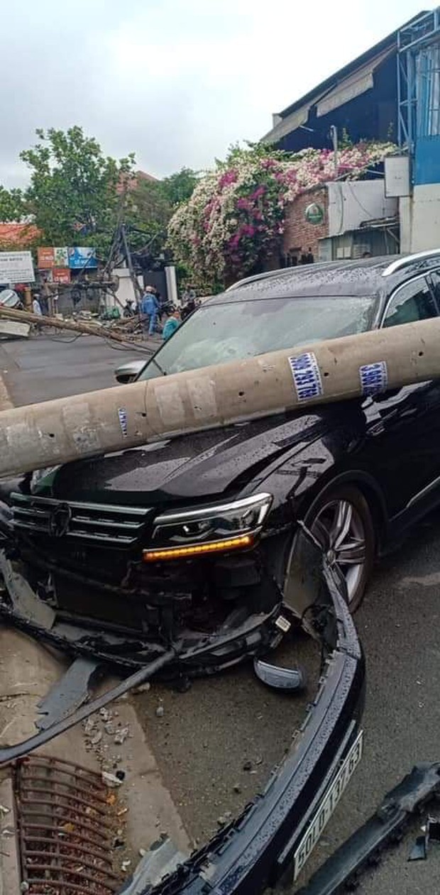 Tài xế ngoại quốc lái xế hộp tông ngã 5 trụ điện khiến hàng trăm hộ trong khu nhà giàu ở Sài Gòn mất điện khai do buồn ngủ - Ảnh 1. Tài xế ngoại quốc lái xế hộp tông ngã 5 trụ điện khiến hàng trăm hộ trong khu nhà giàu ở Sài Gòn mất điện khai do buồn ngủ - Ảnh 1.