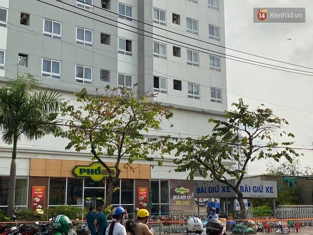 Vụ 2 cô gái trẻ rơi chung cư tử vong ở TP.HCM: Cư dân thấy 2 người mặc áo khoác đen đi thang máy lên sân thượng - Ảnh 3. Vụ 2 cô gái trẻ rơi chung cư tử vong ở TP.HCM: Cư dân thấy 2 người mặc áo khoác đen đi thang máy lên sân thượng - Ảnh 3.