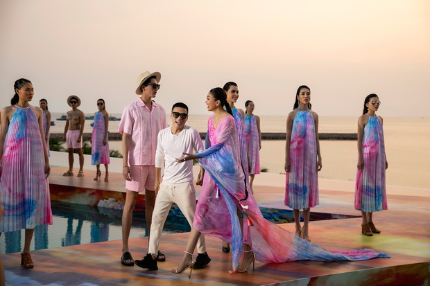 HH Đỗ Hà đã catwalk thần thái hơn nhưng vẫn bị phần kết màn đỉnh cao của vedette Thanh Hằng “chặt đẹp” khi diễn BST của NTK Adian Anh Tuấn - Ảnh 3. HH Đỗ Hà đã catwalk thần thái hơn nhưng vẫn bị phần kết màn đỉnh cao của vedette Thanh Hằng “chặt đẹp” khi diễn BST của NTK Adian Anh Tuấn - Ảnh 3.