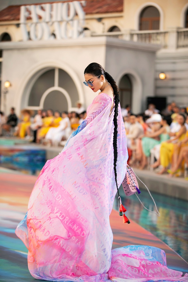HH Đỗ Hà đã catwalk thần thái hơn nhưng vẫn bị phần kết màn đỉnh cao của vedette Thanh Hằng “chặt đẹp” khi diễn BST của NTK Adian Anh Tuấn - Ảnh 5. HH Đỗ Hà đã catwalk thần thái hơn nhưng vẫn bị phần kết màn đỉnh cao của vedette Thanh Hằng “chặt đẹp” khi diễn BST của NTK Adian Anh Tuấn - Ảnh 5.