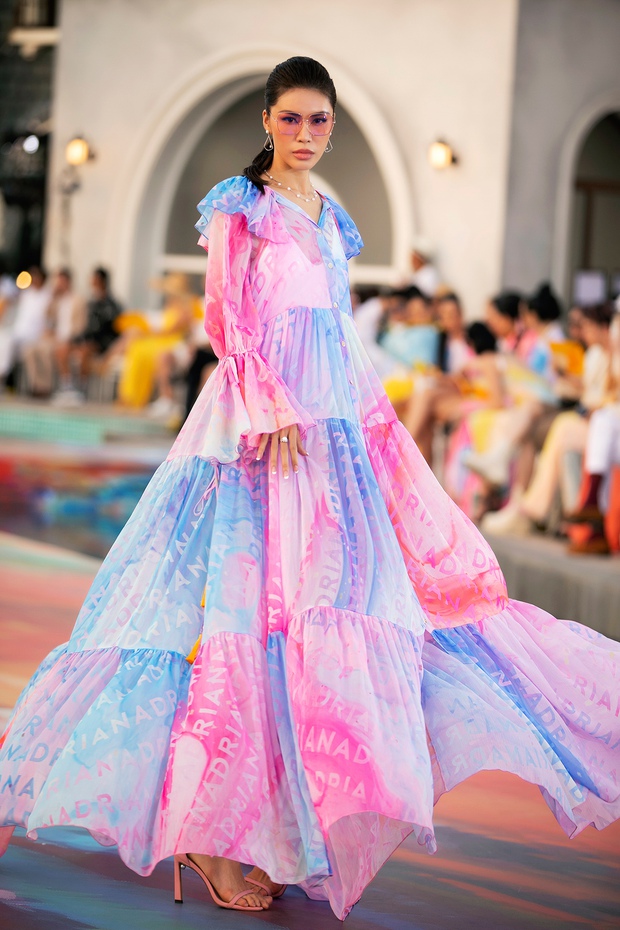 HH Đỗ Hà đã catwalk thần thái hơn nhưng vẫn bị phần kết màn đỉnh cao của vedette Thanh Hằng “chặt đẹp” khi diễn BST của NTK Adian Anh Tuấn - Ảnh 7. HH Đỗ Hà đã catwalk thần thái hơn nhưng vẫn bị phần kết màn đỉnh cao của vedette Thanh Hằng “chặt đẹp” khi diễn BST của NTK Adian Anh Tuấn - Ảnh 7.