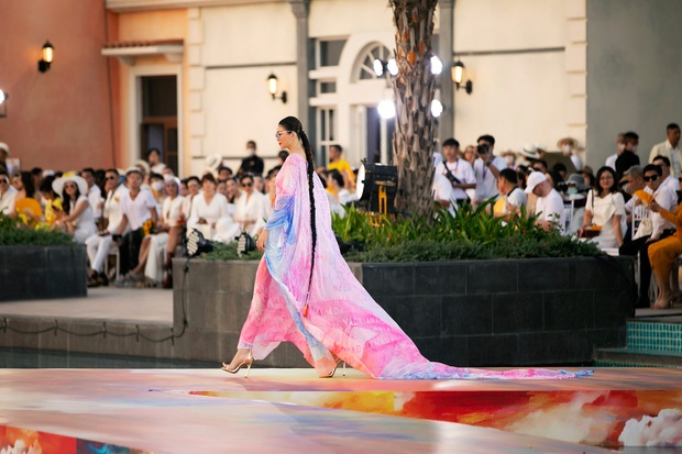 HH Đỗ Hà đã catwalk thần thái hơn nhưng vẫn bị phần kết màn đỉnh cao của vedette Thanh Hằng “chặt đẹp” khi diễn BST của NTK Adian Anh Tuấn - Ảnh 4. HH Đỗ Hà đã catwalk thần thái hơn nhưng vẫn bị phần kết màn đỉnh cao của vedette Thanh Hằng “chặt đẹp” khi diễn BST của NTK Adian Anh Tuấn - Ảnh 4.