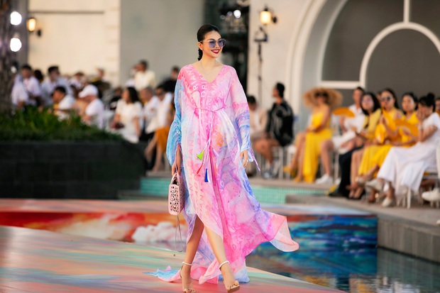 HH Đỗ Hà đã catwalk thần thái hơn nhưng vẫn bị phần kết màn đỉnh cao của vedette Thanh Hằng “chặt đẹp” khi diễn BST của NTK Adian Anh Tuấn - Ảnh 6. HH Đỗ Hà đã catwalk thần thái hơn nhưng vẫn bị phần kết màn đỉnh cao của vedette Thanh Hằng “chặt đẹp” khi diễn BST của NTK Adian Anh Tuấn - Ảnh 6.