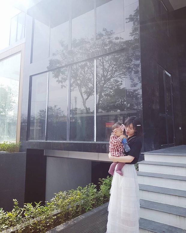 Soi từng góc trong biệt thự của hot girl Tú Linh MU, view nhìn từ cửa sổ đủ biết gia chủ nhiều tiền cỡ nào  - Ảnh 2.