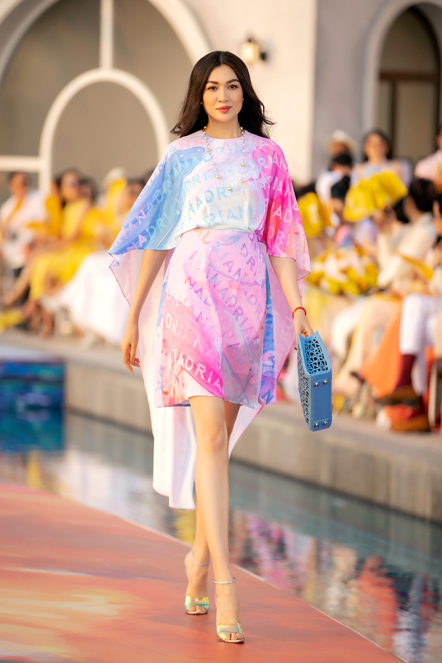 HH Đỗ Hà đã catwalk thần thái hơn nhưng vẫn bị phần kết màn đỉnh cao của vedette Thanh Hằng “chặt đẹp” khi diễn BST của NTK Adian Anh Tuấn - Ảnh 8. HH Đỗ Hà đã catwalk thần thái hơn nhưng vẫn bị phần kết màn đỉnh cao của vedette Thanh Hằng “chặt đẹp” khi diễn BST của NTK Adian Anh Tuấn - Ảnh 8.