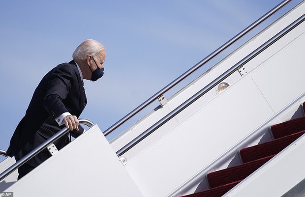Tổng thống Mỹ Joe Biden liên tục vấp ngã khi bước lên chuyên cơ Không lực Một, hình ảnh ghi lại khiến nhiều người xem phải thót tim - Ảnh 4.