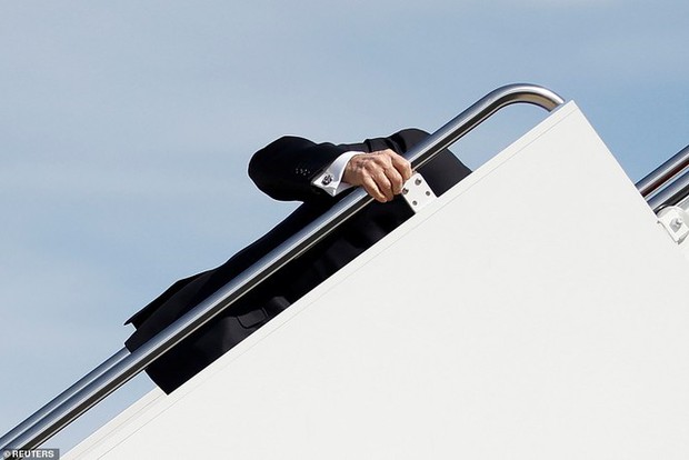 Tổng thống Mỹ Joe Biden liên tục vấp ngã khi bước lên chuyên cơ Không lực Một, hình ảnh ghi lại khiến nhiều người xem phải thót tim - Ảnh 1.