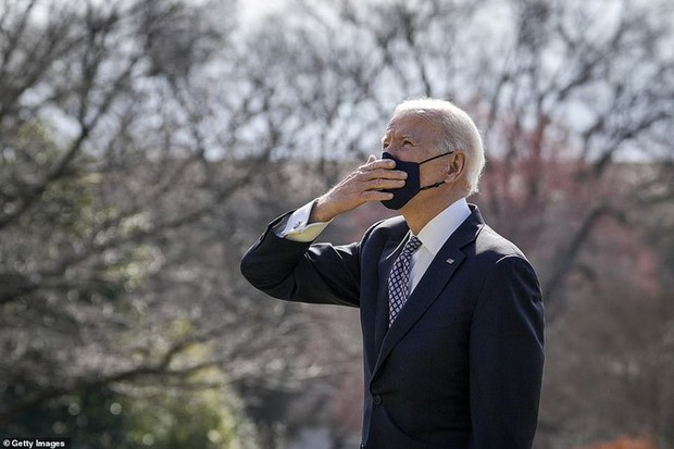 Tổng thống Mỹ Joe Biden liên tục vấp ngã khi bước lên chuyên cơ Không lực Một, hình ảnh ghi lại khiến nhiều người xem phải thót tim - Ảnh 7.