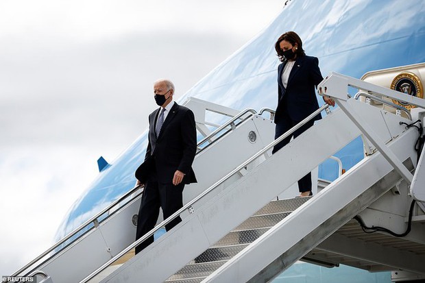Tổng thống Mỹ Joe Biden liên tục vấp ngã khi bước lên chuyên cơ Không lực Một, hình ảnh ghi lại khiến nhiều người xem phải thót tim - Ảnh 6.