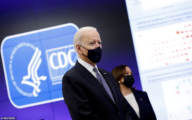 Tổng thống Mỹ Joe Biden liên tục vấp ngã khi bước lên chuyên cơ Không lực Một, hình ảnh ghi lại khiến nhiều người xem phải thót tim - Ảnh 10.