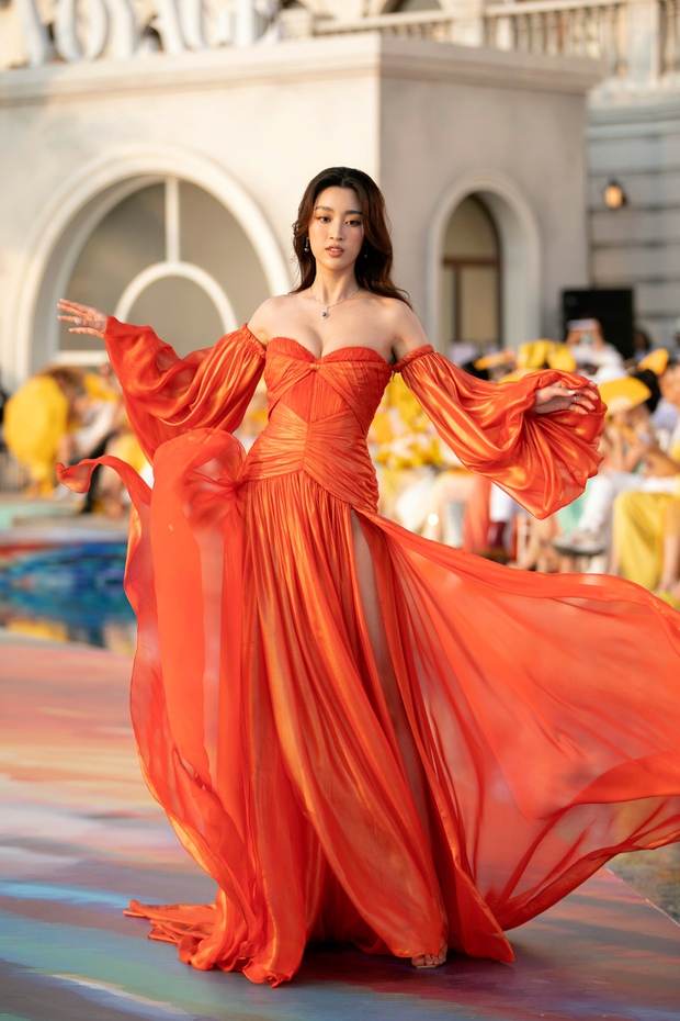 Đỗ Mỹ Linh o ép vòng 1 ngộp thở, Lương Thùy Linh lên đồ khoe chân dài tít tắp, làm vedette cho BST của NTK Lê Thanh Hoà - Ảnh 4. Đỗ Mỹ Linh o ép vòng 1 ngộp thở, Lương Thùy Linh lên đồ khoe chân dài tít tắp, làm vedette cho BST của NTK Lê Thanh Hoà - Ảnh 4.