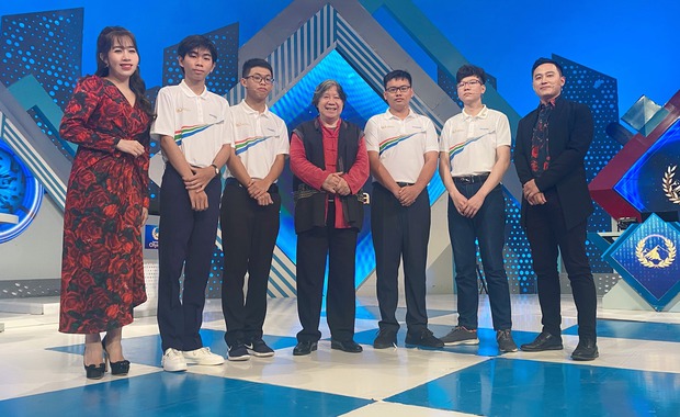 Nam sinh gây tranh cãi vì thái độ trên sóng VTV xuất sắc lọt chung kết năm Olympia, mang cầu truyền hình về chuyên Ngoại ngữ sau 17 năm chờ đợi - Ảnh 4. Nam sinh gây tranh cãi vì thái độ trên sóng VTV xuất sắc lọt chung kết năm Olympia, mang cầu truyền hình về chuyên Ngoại ngữ sau 17 năm chờ đợi - Ảnh 4.