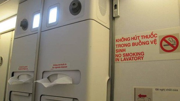 Cách phân biệt cửa thoát hiểm và cửa nhà vệ sinh trên máy bay không phải ai cũng biết để tránh bị phạt oan - Ảnh 6.