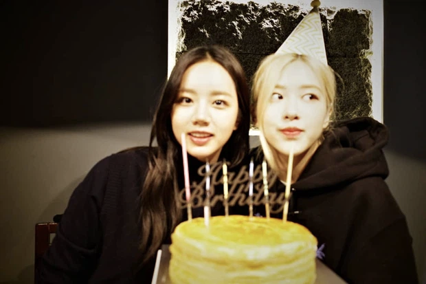 Máu thám tử đỉnh cao như Rosé (BLACKPINK): Hành động nhỏ khiến cô chị Hyeri vừa rùng mình kinh ngạc, vừa xúc động phát khóc - Ảnh 6. Máu thám tử đỉnh cao như Rosé (BLACKPINK): Hành động nhỏ khiến cô chị Hyeri vừa rùng mình kinh ngạc, vừa xúc động phát khóc - Ảnh 6.