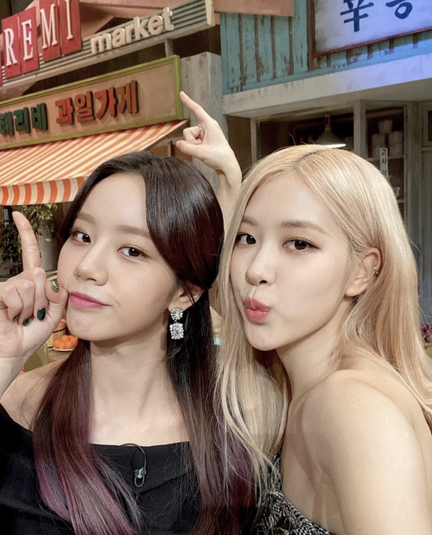 Máu thám tử đỉnh cao như Rosé (BLACKPINK): Hành động nhỏ khiến cô chị Hyeri vừa rùng mình kinh ngạc, vừa xúc động phát khóc - Ảnh 7. Máu thám tử đỉnh cao như Rosé (BLACKPINK): Hành động nhỏ khiến cô chị Hyeri vừa rùng mình kinh ngạc, vừa xúc động phát khóc - Ảnh 7.